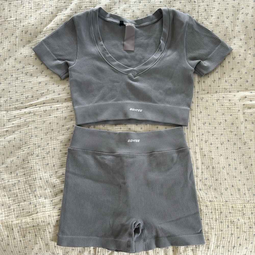 BO + TEE ACTIVEWEAR GREY SHORTS SET IN WOMENS SIZE M